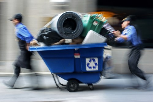 Sorting conveyor and mixed recycling at a local transfer station